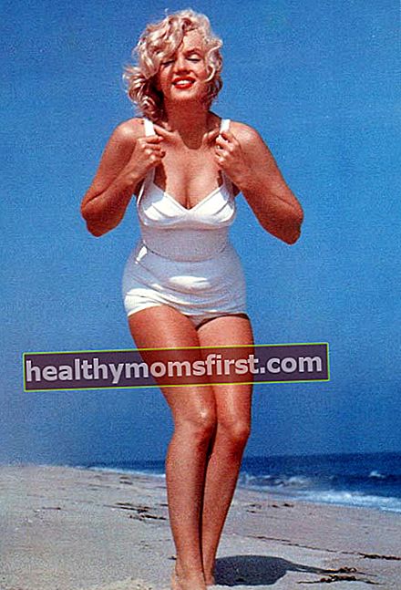 マリリン・モンローが水着の写真撮影のためにポーズをとるマリリン・モンローが水着の写真撮影のためにポーズをとる