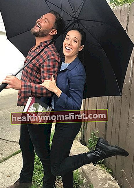 2019年8月に傘の下で彼女の共演者パトリックフリューガーと楽しんでいるマリーナスコーシアティ