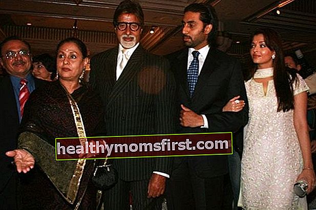Jaya Bachchan seperti yang dilihat bersama Amitabh Bachchan, Abhishek Bachchan, dan Aishwarya Rai
