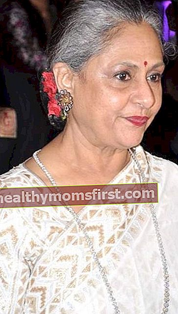 Jaya Bachchan dilihat di pertunjukan Seventy Art untuk ulang tahun suaminya
