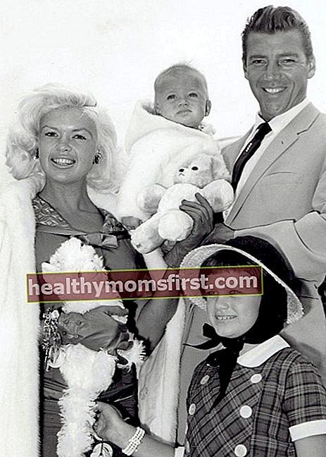 1959年にロンドンでハージタイと子供たちと一緒に写真のポーズをとっているときに見られるジェーン・マンスフィールド