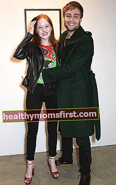 Еллі Бамбер з Дугласом Бутом на виставці сучасного мистецтва в центральному Лондоні в квітні 2015 року
