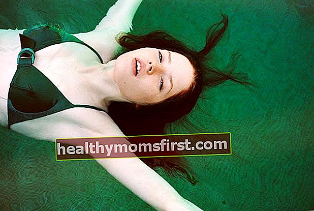 Ellie Bamber dalam bikini hijau zamrud selama pemotretan Majalah i-D oleh fotografer Angelo Pennetta pada April 2015