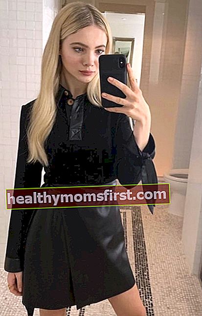 Freya Allan seperti yang dilihat semasa mengambil gambar selfie di Los Angeles, California, Amerika Syarikat pada bulan Disember 2019