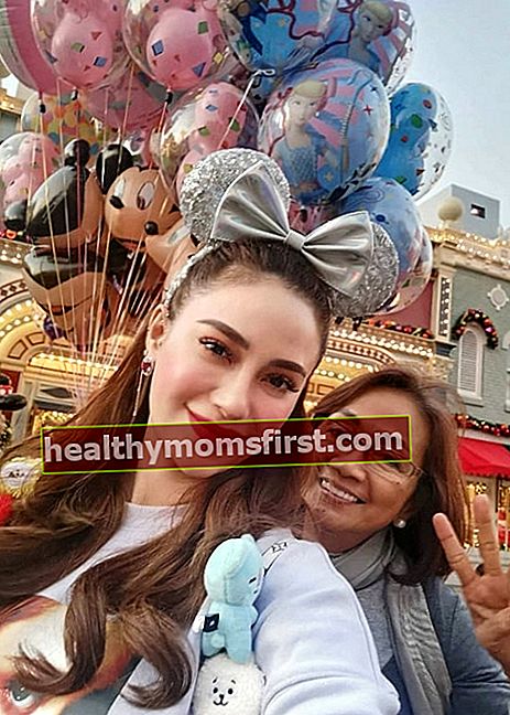 Arci Muñoz terlihat saat berfoto selfie bersama ibunya di Disneyland Hong Kong pada Desember 2019