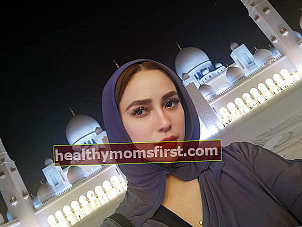 Arci Muñoz saat berfoto selfie di Masjid Sheikh Zayed di Abu Dhabi, Uni Emirat Arab pada November 2019