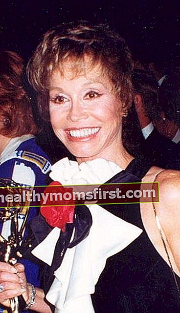 Mary Tyler Moore seperti yang terlihat memegang Penghargaan Emmy pada tahun 1993