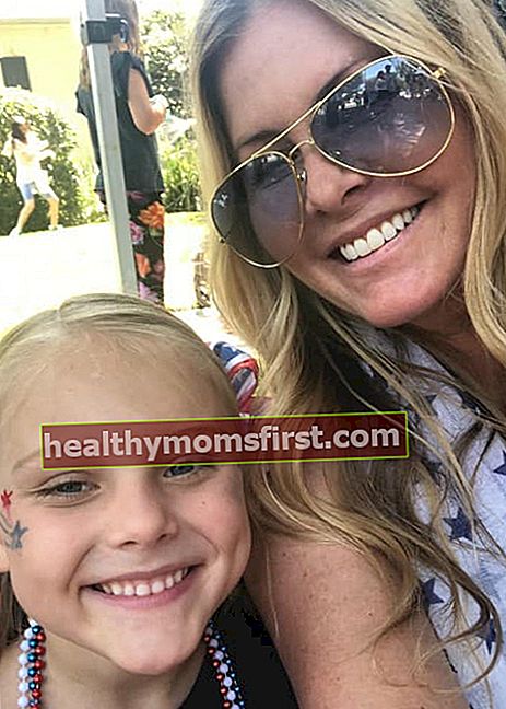 Nicole Eggert dalam selfie dengan putrinya seperti yang terlihat pada Juli 2018