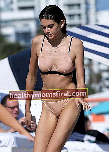 Kaia Gerber mengenakan bikini di pantai Miami pada Desember 2016