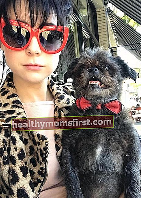 Alessandra Torresani dengan anjingnya Pee Wee Herman di Little Dom's pada tahun 2018