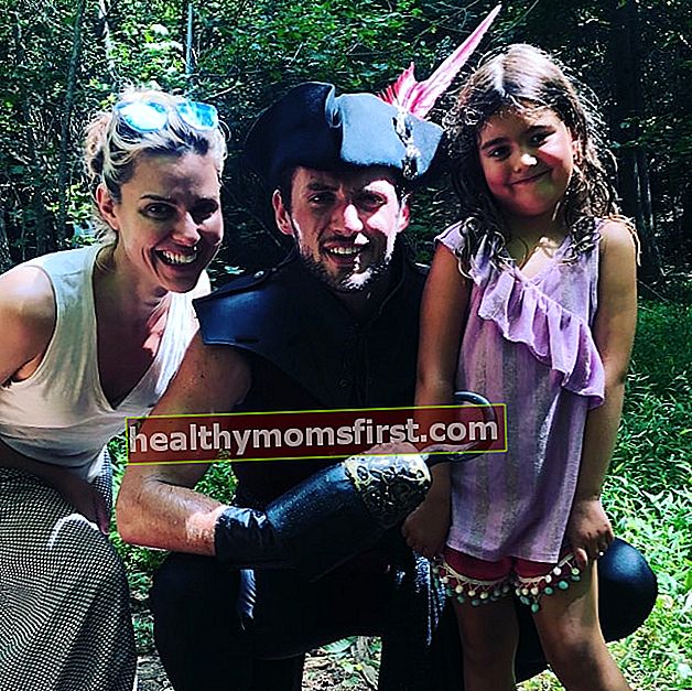 Cara Buono terlihat bersama keluarganya berpakaian seperti Kapten Hook, Peter Pan dan kru di Serenbe Playhouse pada Agustus 2018