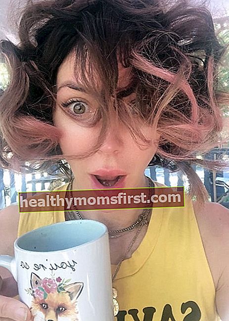 Krista Allen seperti yang terlihat saat memamerkan rambut ikalnya pada Juli 2019