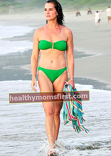 Brooke Shields memperlihatkan tubuh pantainya yang sempurna saat dia berjalan-jalan sore hari di laut Meksiko