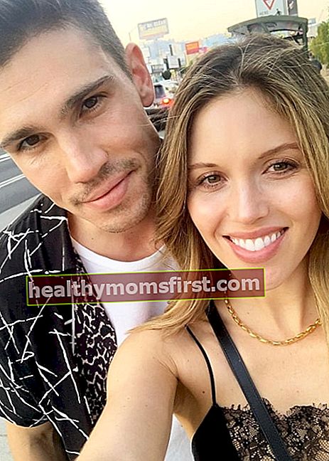 Kayla Ewell seperti yang terlihat dalam selfie yang diambil dengan suaminya Tanner Novlan di Los Angeles, California pada Oktober 2019