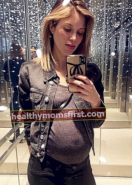 Kayla Ewell menunjukkan benjolan bayinya dalam selfie yang diambil di West Hollywood, California pada Mei 2019