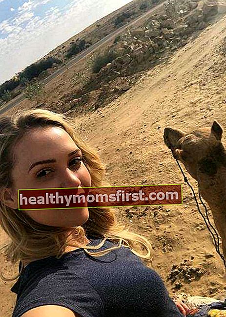 Mia Malkova dalam selfie selama Camel Safari pada Desember 2017