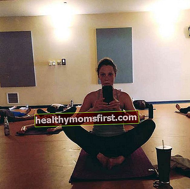 Lauren Holly berolahraga selfie - saat melakukan Bikram yoga pada Mei 2019