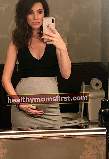 Courtney Henggeler terlihat saat menunjukkan benjolan bayinya di selfie cermin di Mayflower Inn pada Januari 2019