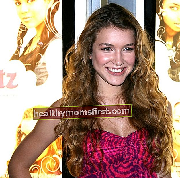 Nathalia Ramos tersenyum untuk kamera di tayangan perdana Kanada 'Bratz' di Toronto, Ontario, Kanada pada bulan Julai 2007