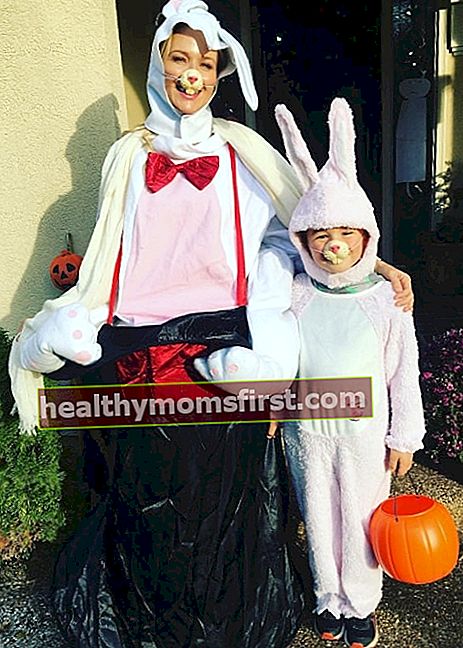 Permata berpakaian untuk Halloween dengan anaknya pada November 2017