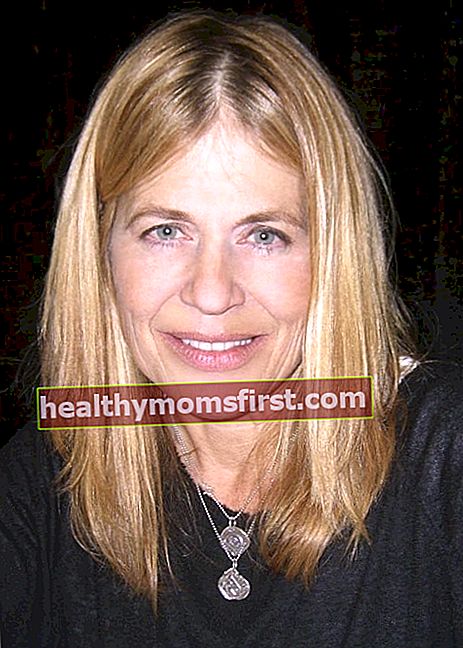 Linda Hamilton seperti yang terlihat saat tersenyum dalam gambar di Big Apple Convention di Manhattan pada bulan Oktober 2009