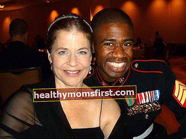 Linda Hamilton tersenyum dalam foto bersama Sersan Marinir. Raymond Lewis di Pesta Ulang Tahun Korps Marinir pada 29 Oktober 2011, di Westlake, Texas, Amerika Serikat