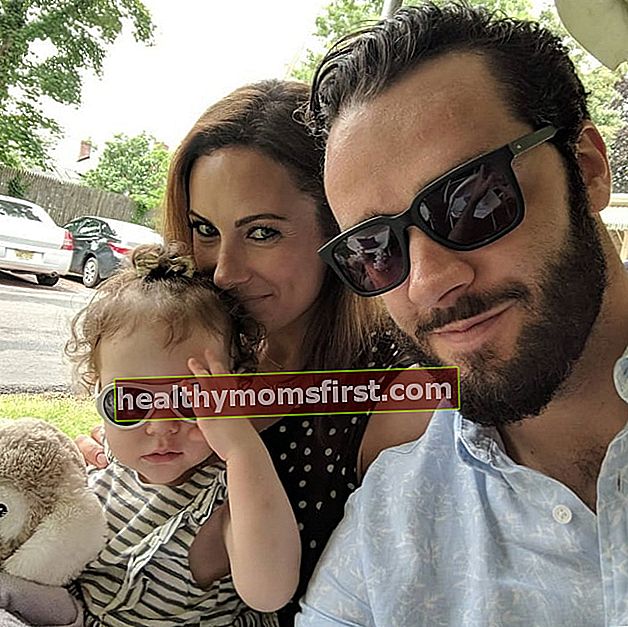 Laura Benanti seperti yang terlihat dalam selfie yang diambil bersama suaminya Patrick Brown dan putri mereka Ella Rose pada Juni 2018