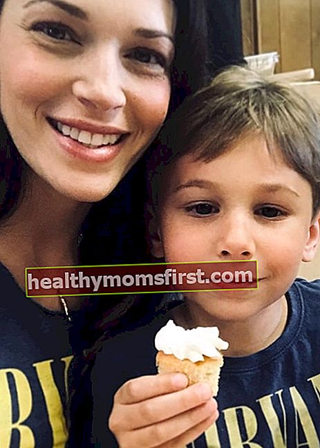 Amanda Righetti dalam selfie dengan putranya pada Desember 2017