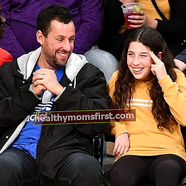 Adam Sandler dalam foto yang diambil dengan putrinya Sadie Sandler saat menonton pertandingan bola basket di Staples Center