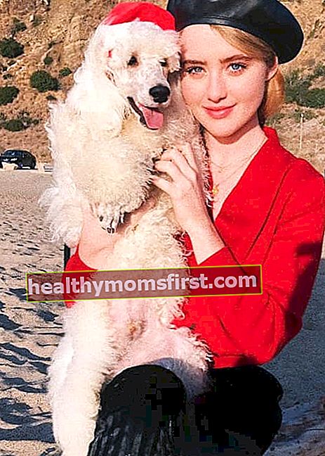 Kathryn Newton dengan anjingnya seperti yang terlihat pada Desember 2017