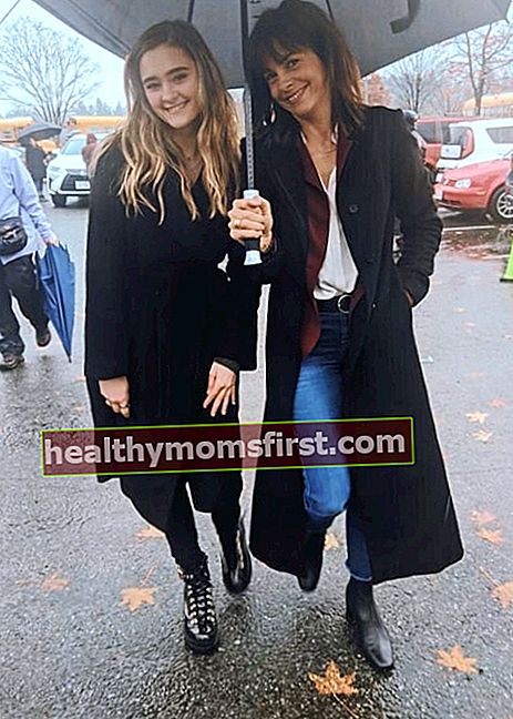 Stéphanie Szostak (Kanan) seperti yang terlihat saat berfoto bersama Lizzy Greene pada November 2019