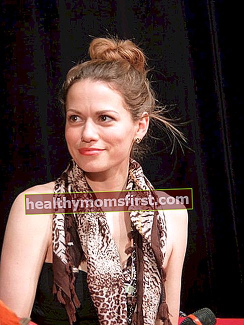 Bethany Joy Lenz seperti yang terlihat pada Februari 2012 di Acara 'BACK TO TREE HILL' Vogue Evenement di Prancis