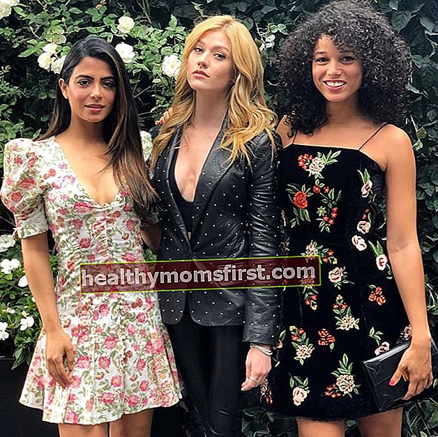 Alisha Wainwright terlihat saat berfoto bersama Katherine McNamara (Tengah) dan Emeraude Toubia (Kiri) pada Mei 2019
