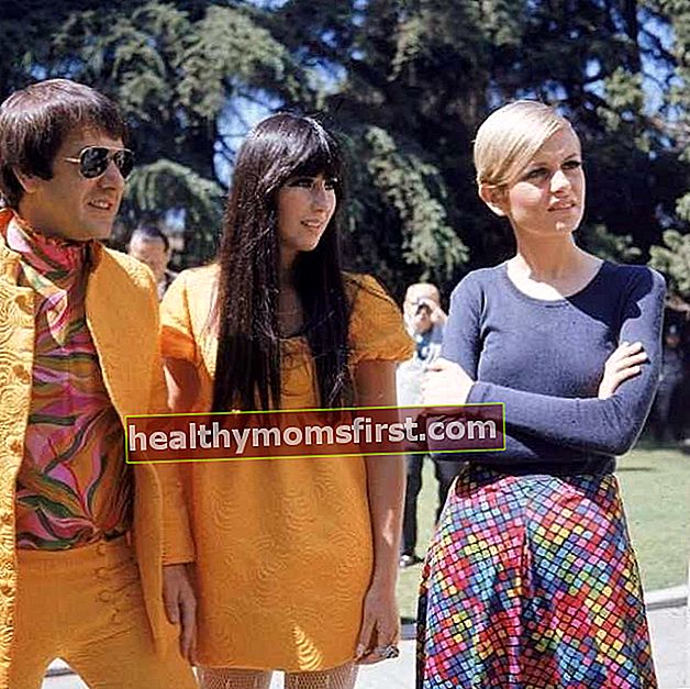 1967年にロサンゼルスでソニーとシェールと一緒に撮影されたツイッギー