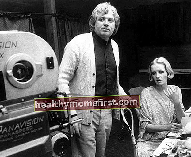 Twiggy dengan sutradara Ken Russell di lokasi syuting film 1971 mereka The Boy Friend