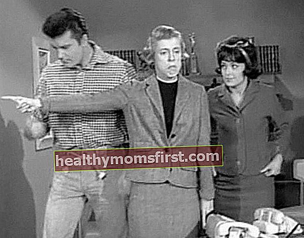 Sharon Tate bersama Max Baer Jr. dan Nancy Kulp (Tengah) seperti yang terlihat dalam serial televisi 'The Beverly Hillbillies'