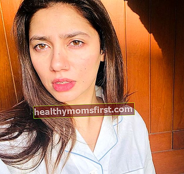 Mahira Khan terlihat saat mengambil foto selfie di Karachi, Pakistan pada April 2020