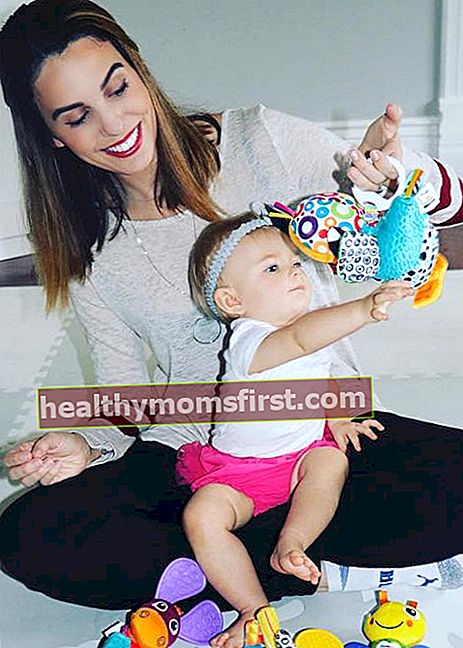 Putri Christy Carlson Romano, Isabella, bermain dengan mainan pada Oktober 2017
