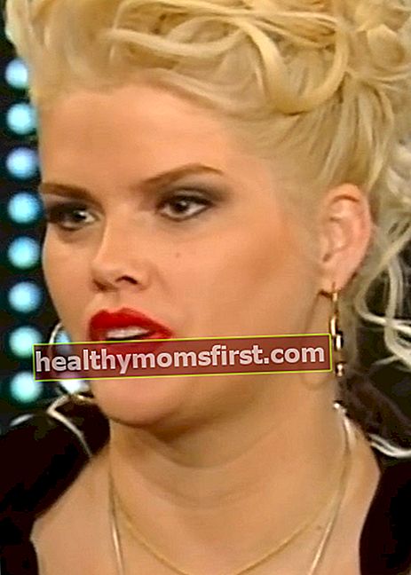 Anna Nicole Smith selama wawancara seperti yang terlihat pada Mei 2002