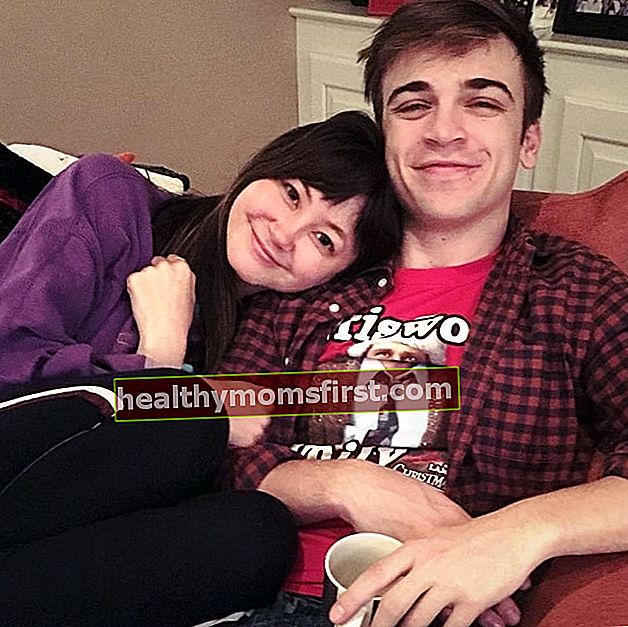 Kimiko Glenn dengan Sean Grandillo pada Desember 2018