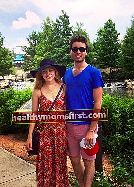 Meaghan Martin bersama Oli Higginson di The San Antonio River Walk pada bulan Jun 2015