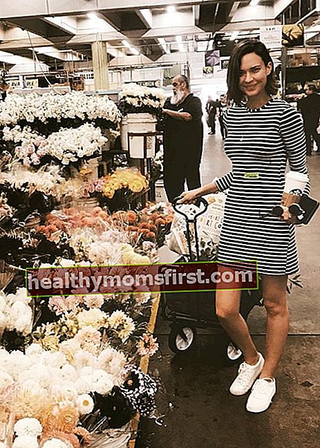 Одетта Аннабле позує на квітковому ринку в червні 2018 року