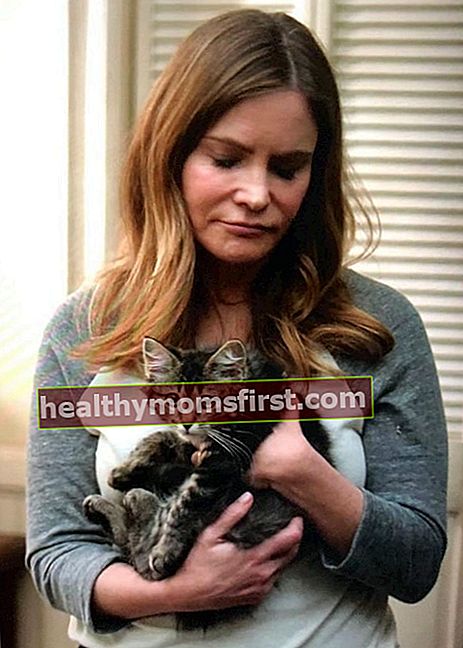 Jennifer Jason Leigh dengan seekor kucing