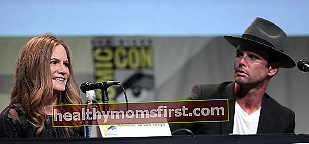 Jennifer Jason Leigh dengan Walton Goggins di 2015 San Diego Comic-Con International