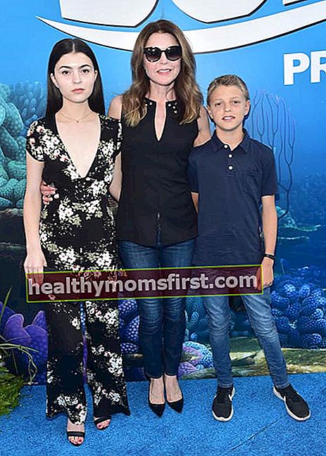 Jane Leeves bersama putra dan putrinya di pemutaran perdana "Finding Dory" pada Juni 2016