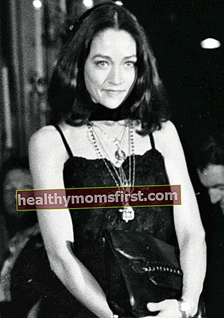 Olivia Hussey, 1979'da çekilmiş siyah beyaz bir fotoğrafta görüldüğü gibi