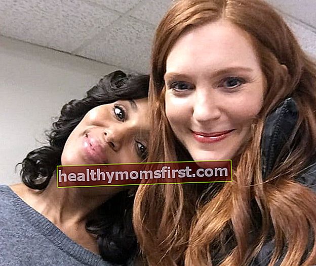 Darby Stanchfield (Kanan) dan Kerry Washington dalam selfie pada Januari 2019