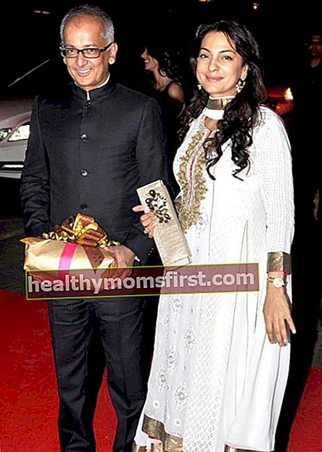 2012 년 5 월 뭄바이 타지 랜즈 엔드에서 열린 Karan Johar의 40 번째 생일 파티에서 남편 Jay Mehta와 함께 찍은 사진에서 보이는 Juhi Chawla