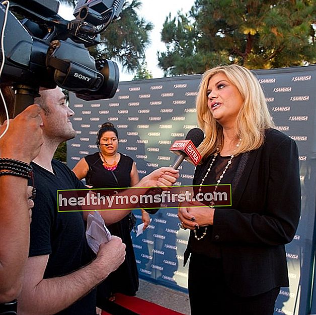 Kristen Johnston berbicara dengan media pada acara Voice Awards 2014 yang diadakan pada 13 Agustus di Royce Hall di kampus UCLA