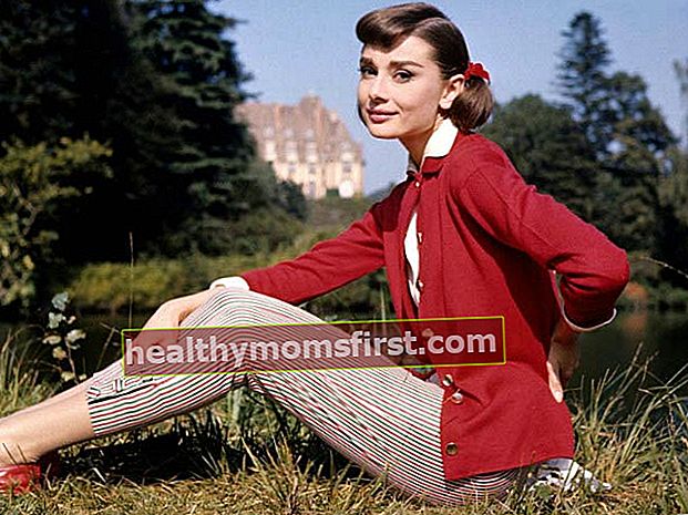 Audrey Hepburn modelleme fotoğraf çekimi için poz veriyor